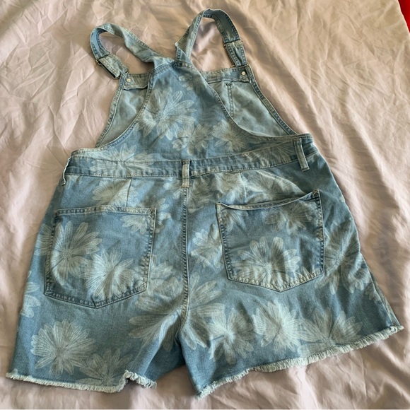 No Boundaries Light Blue Denim with Floral Pattern Overall Shorts XXL Summer - Picture 3 of 6